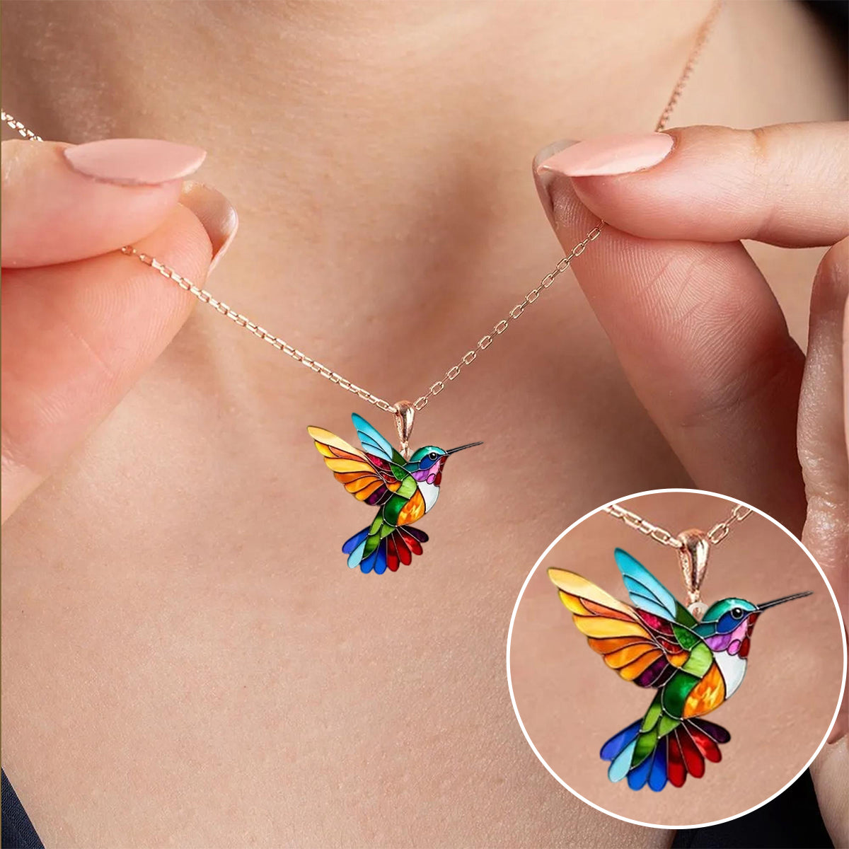 Alizée™ | Collier colibri porte-bonheur — éclat irisé, léger comme un battement d’ailes