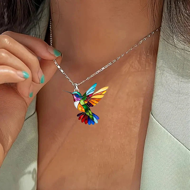Alizée™ | Collier colibri porte-bonheur — éclat irisé, léger comme un battement d’ailes