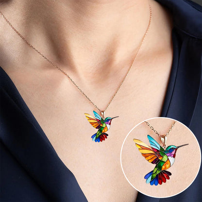 Alizée™ | Collier colibri porte-bonheur — éclat irisé, léger comme un battement d’ailes
