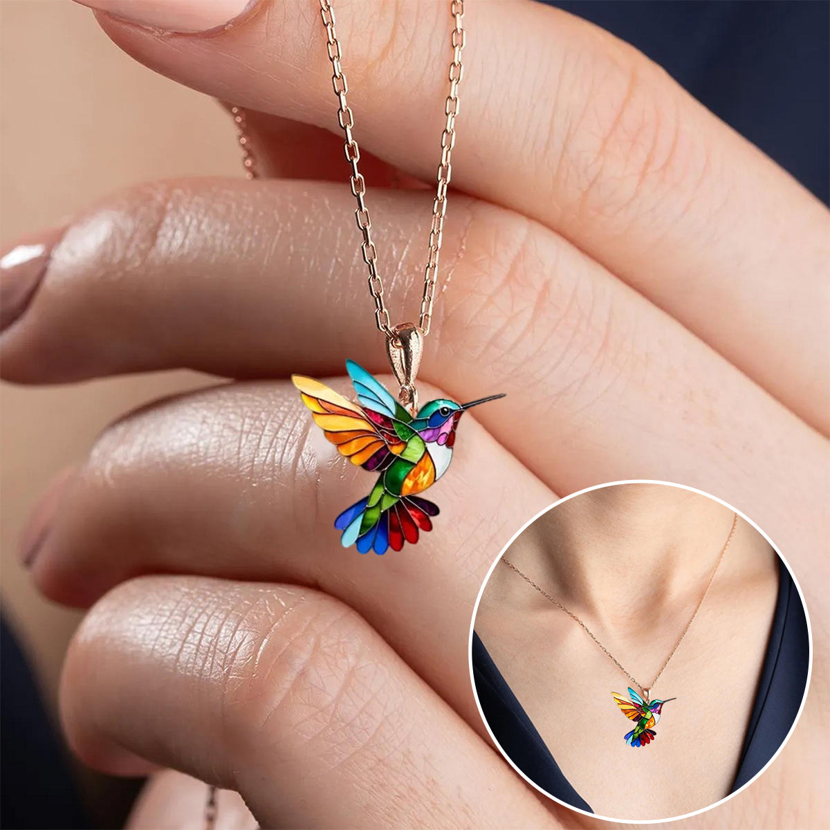 Alizée™ | Collier colibri porte-bonheur — éclat irisé, léger comme un battement d’ailes