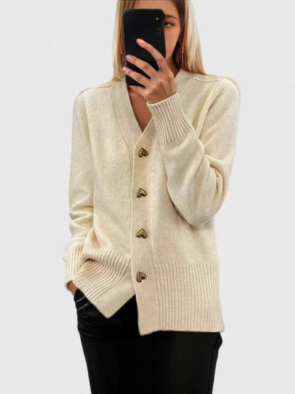 Lillyanne™ | Cardigan à boutons cœur — maille douce, tombé fluide, chic au quotidien