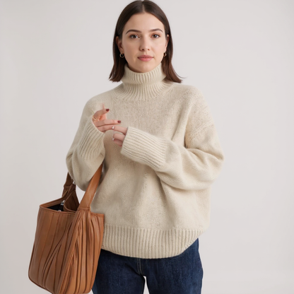 Monika™ | Pull Col Roulé en Cachemire — La fin des mailles qui grattent.