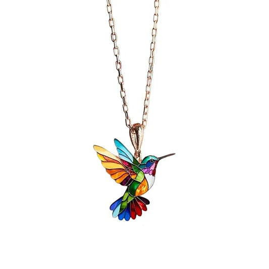 Alizée™ | Collier colibri porte-bonheur — éclat irisé, léger comme un battement d’ailes